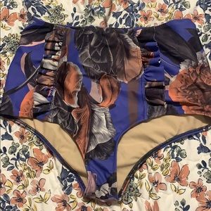 Kortni Jeane size large ruffle bottom